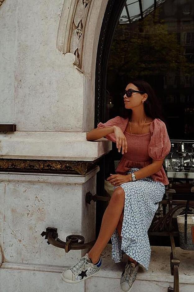 Falda midi con estampado de flores en azul y blanco de Brownie (55,90 euros)