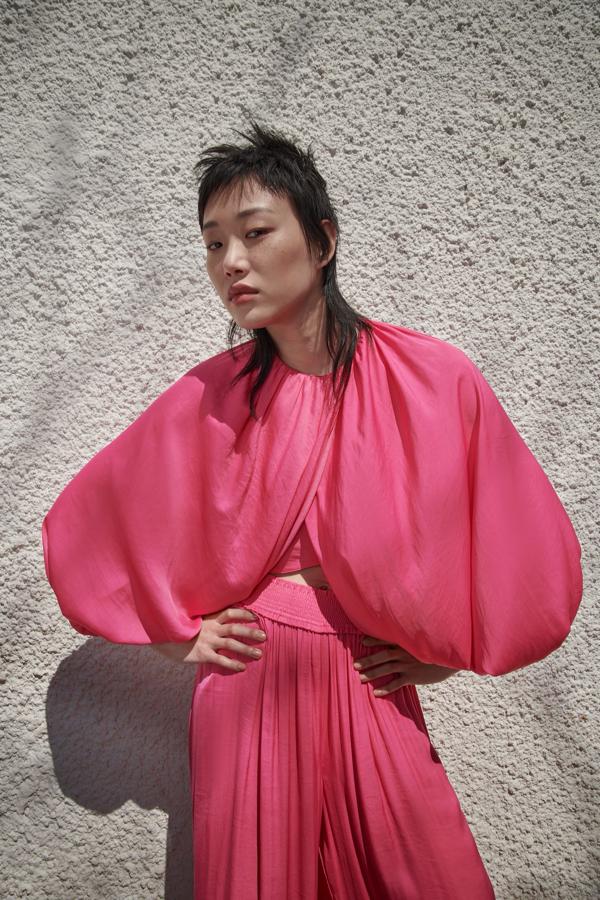 Top de manga larga con cuello redondo, de Zara (29,95 €).