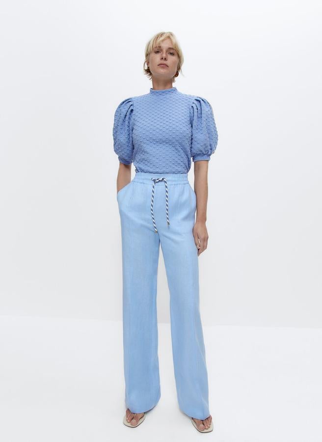 Camiseta grofrada de manga corta con cuello alto, de Uterqüe (59 €).