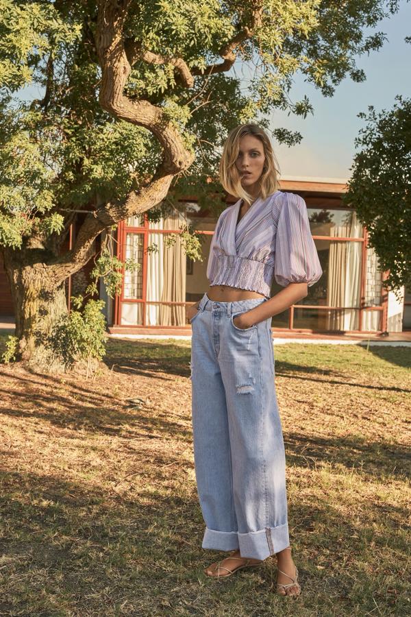 Camiseta estampada de rayas con cintura elástica y escote de pico, de Zara (22,95 €).