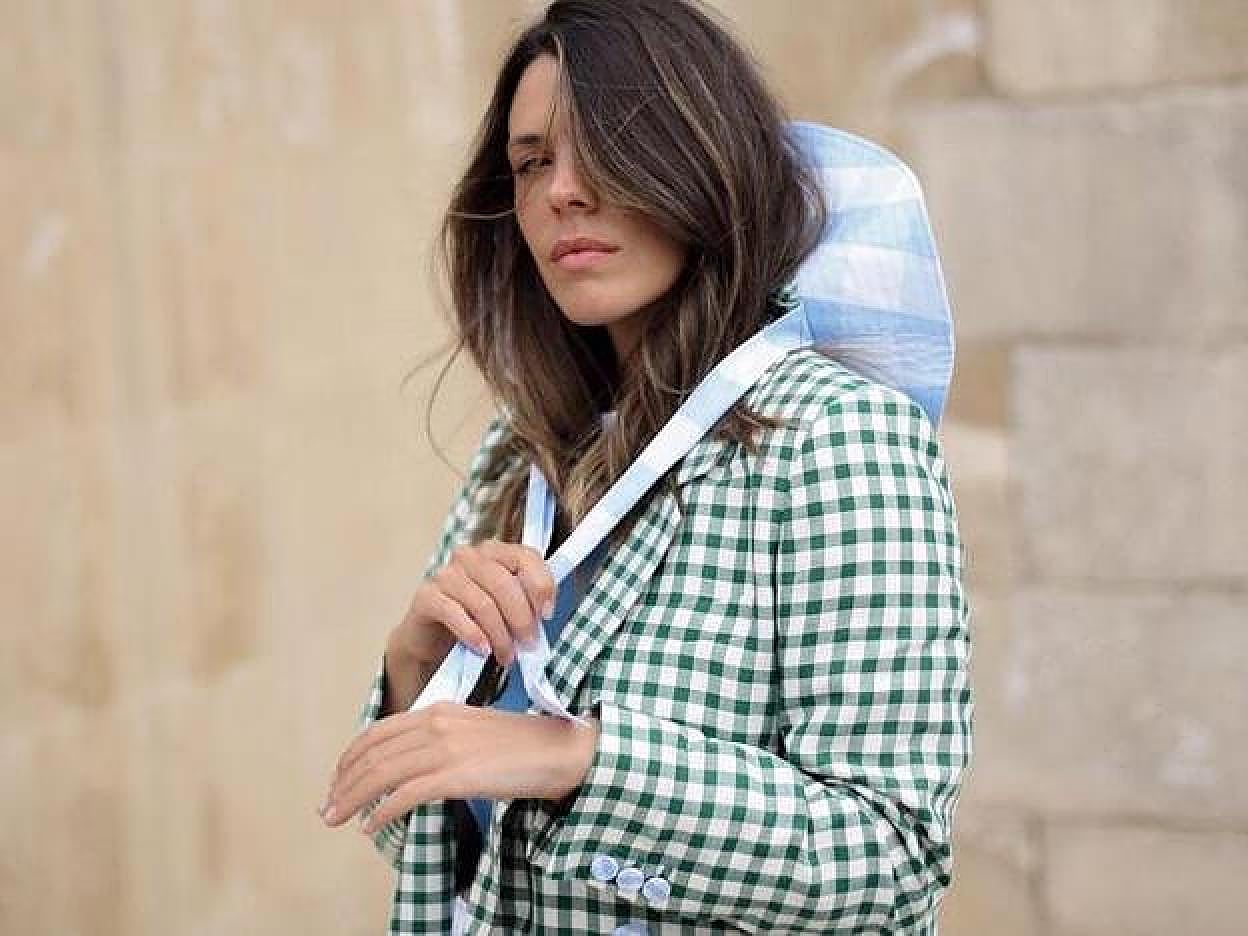 Haz click en la imagen para descubrir otros vestidos midi estampados que son los más vendidos porque rejuvenecen a los 40.