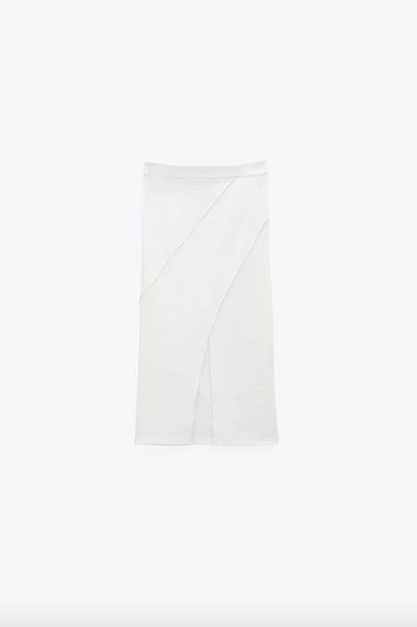 De tiro alto y corte recto, esta falda midi de Zara viene con bajo con abertura frontal y cierre lateral de cremallera oculta en costura. Con un precio de 39,95 euros está disponible en las tallas XS-S y M-L.