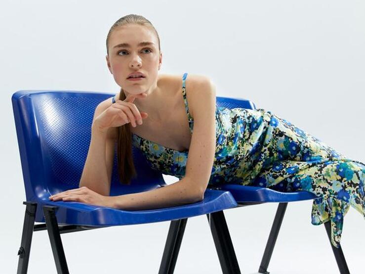 Fotos: 8 vestidos que acaban de llegar a Sfera para llenar tu primavera de flores y color por menos de 20 euros