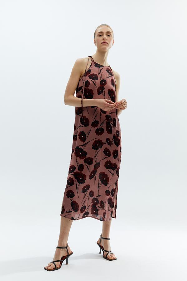 En rosa empolvado, con flores en granate y negro, este vestido midi con cuello halter y tiras a tono en los hombros viene con aberturas laterales en los bajo. Tiene un precio de 19,99 euros y está disponible en las tallas S, M y L.