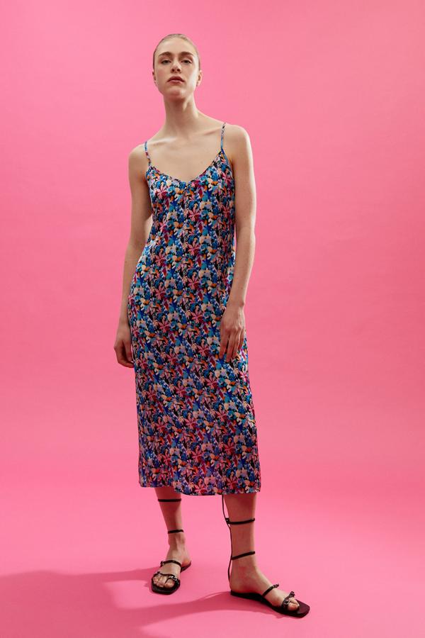 Diseño recto largo para este bonito vestido de escote de pico y tirantes con estampado en tonos rosas y azules. Cuesta 15,99 euros y podemos encontrarlo en las tallas S, M y L.