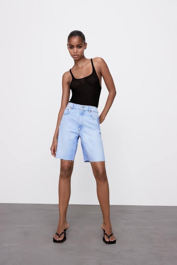 Shorts midi con efecto deshilachado en el bajo, de Zara (29,95 €).