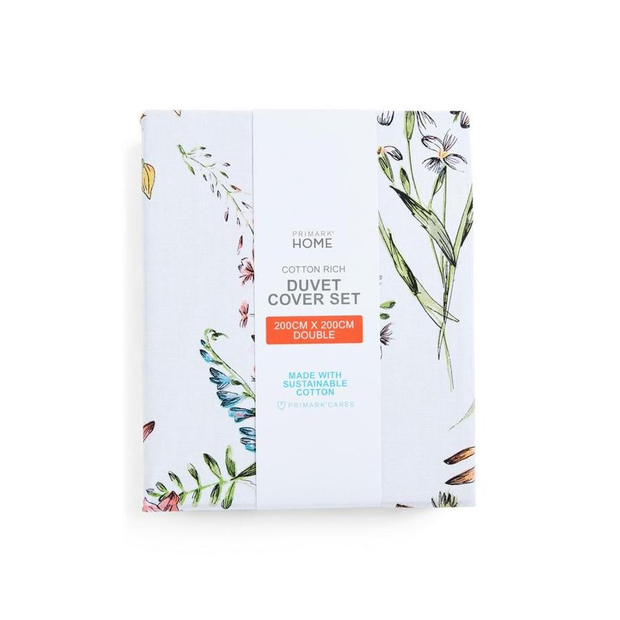 Set de 2 maceteros con diferentes alturas, patas de metal en color negro y estructura de mimbre (20 euros).