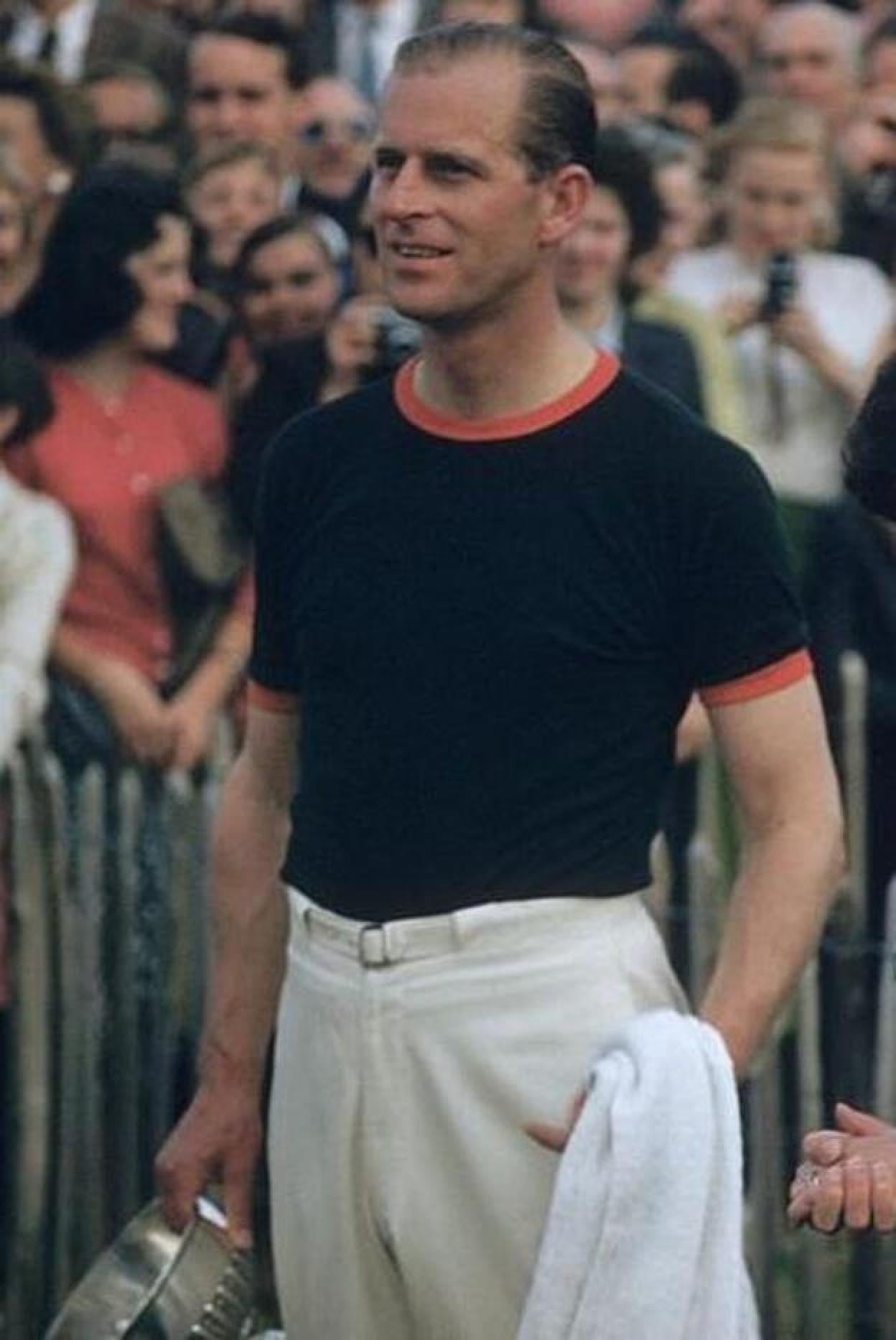 Pincha en la foto para ver cómo ha sido la vida de Felipe de Edimburgo, de militar ejemplar y apoyo fiel a Isabel II hast el fin de sus días.