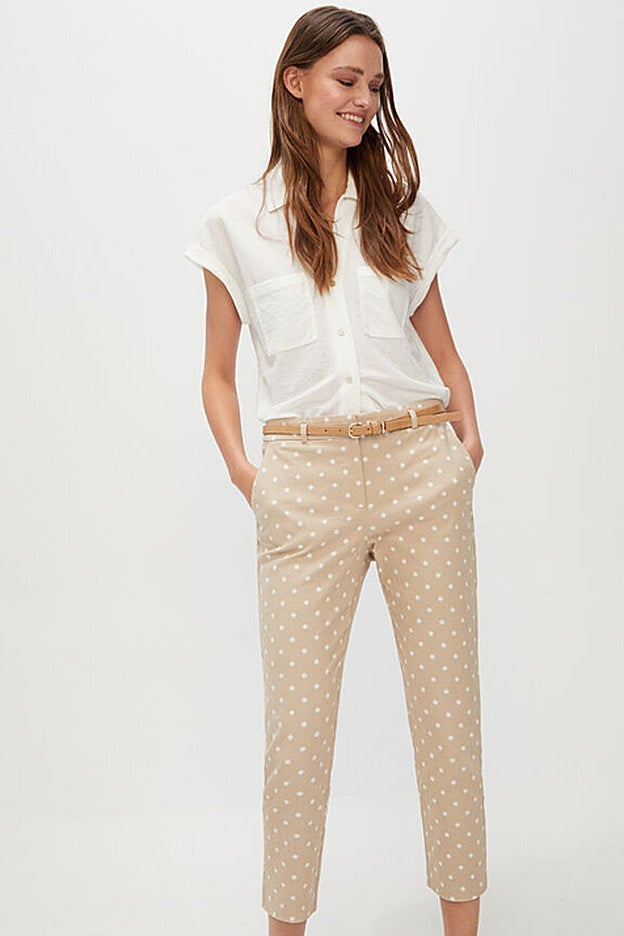 Pantalón pirata con cinturón de las rebajas de Cortefiel.