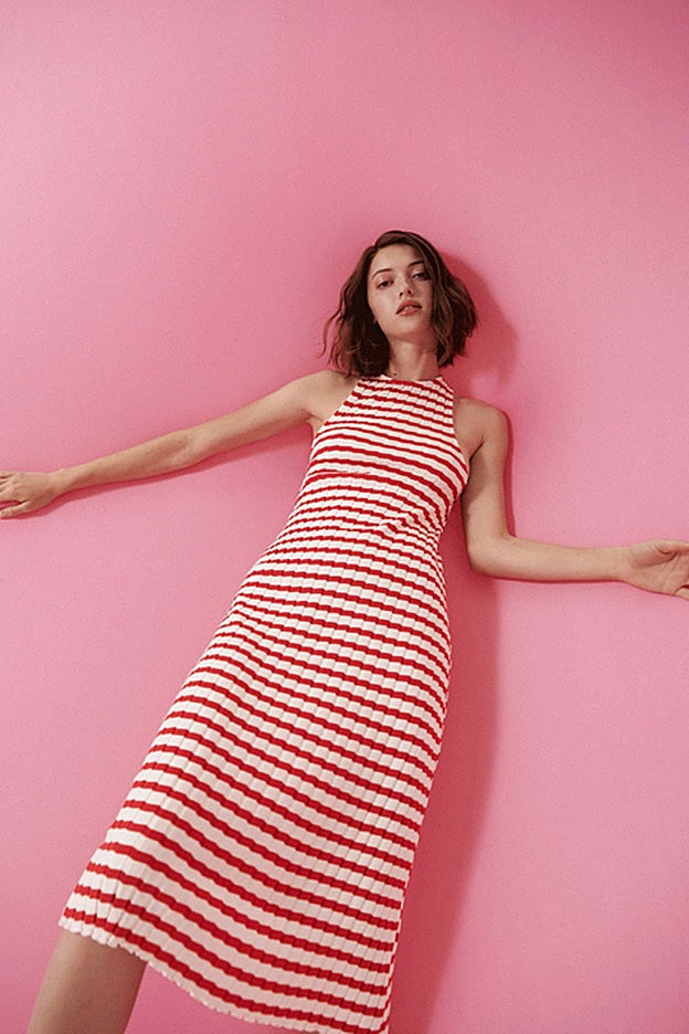 Vestido con cuello redondo y hombros al aire de rayas rojas de Zara.