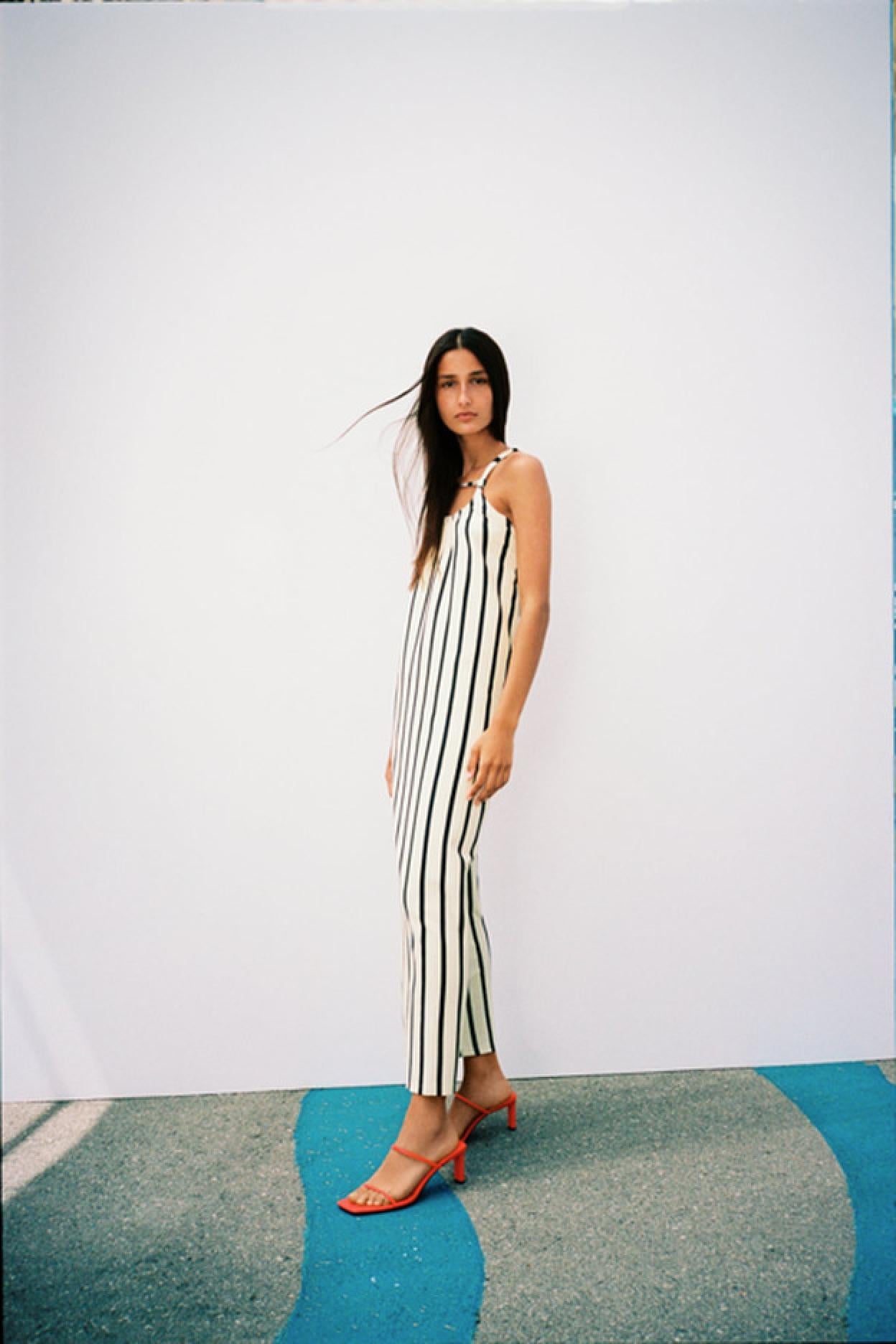 Pincha en la foto para ver vestidos de rayas camiseros, de punto o de algodón para que te apuntes a la tendencia navy esta primavera.