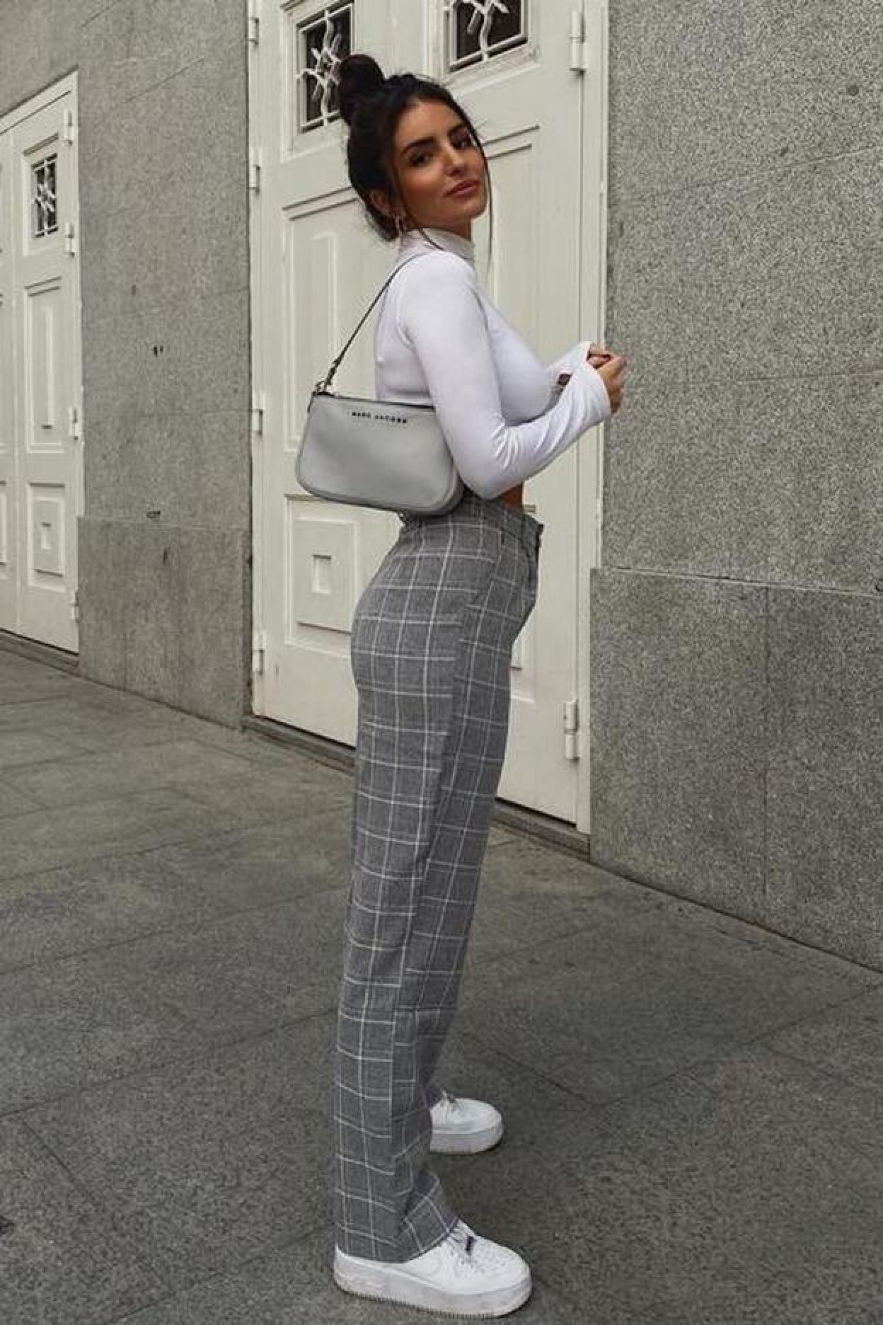 Pincha en la imagen para ver 15 zapatillas blancas muy cómodas (y estilosas) que quedan de lujo con vestidos en primavera y verano.