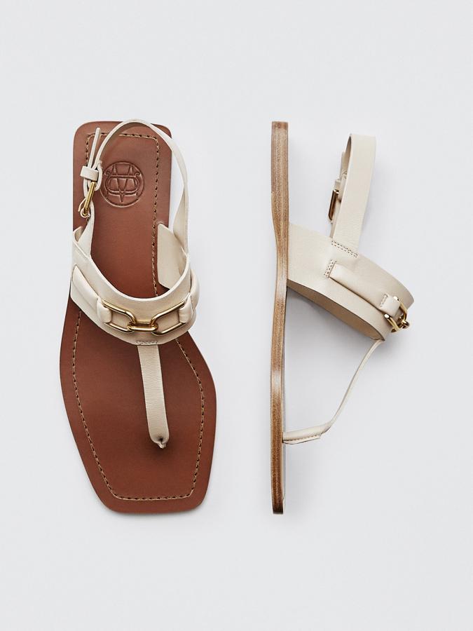 Sandalias planas en color crudo con detalles metalizados de Massimo Dutti (69,99 euros)