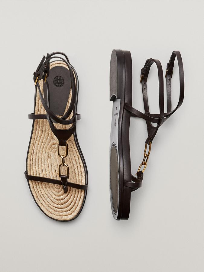 Sandalias planas con suela de yute y piel de color negro de Massimo Dutti (69,99 euros)
