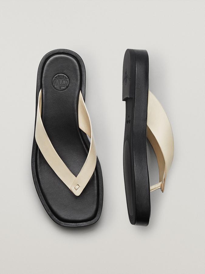 Sandalias de dedo en piel color crudo con una pequeña plataforma en la suela de Massimo Dutti (79,99 euros)