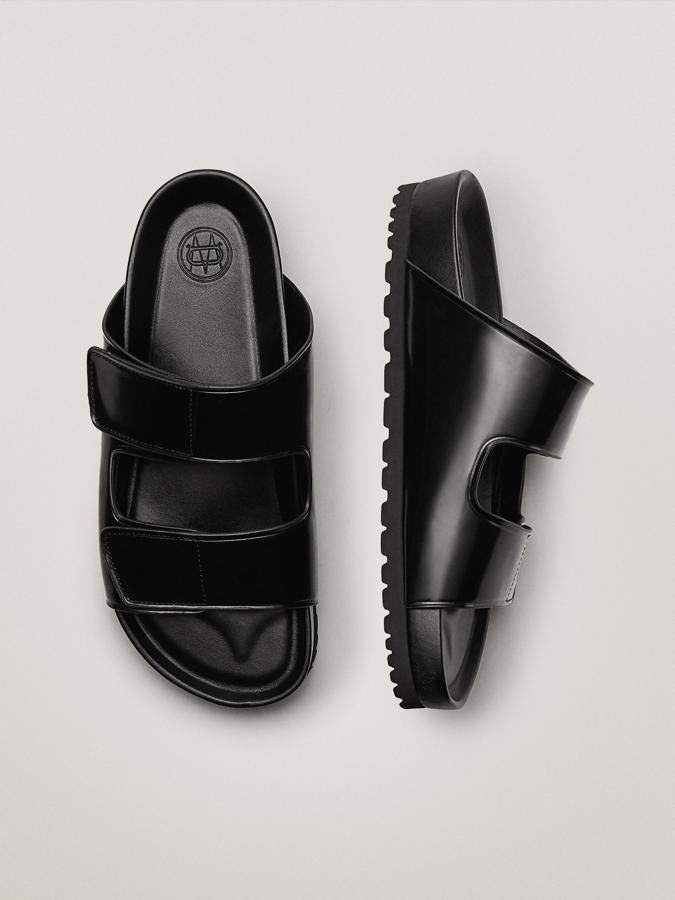 Sandalias planas en piel color negro con suela de estilo "track" de Massimo Dutti (79,99 euros)