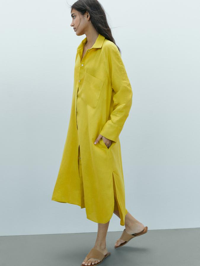 Confeccionado al 100% en lino sostenible, este blusón en color lima de corte oversize, con cuello clásico y cierre frontal de botones, viene con un bolsillo de plastrón en la pechera. Cuesta 59,95 euros y está disponible entre las tallas 34 y 42.