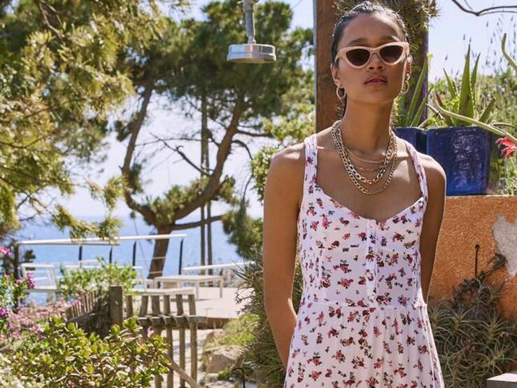 Fotos: Denim, flores o rayas: cinco vestidos largos que estilizan la cintura y acaban de llegar a Stradivarius