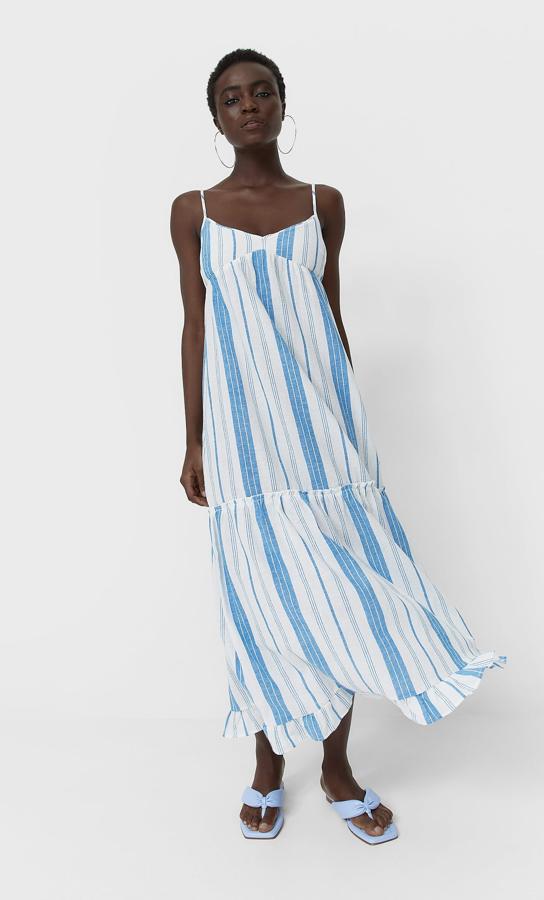 Otro diseño ideal para la temporada primavera-verano es este en color blanco con rayas verticales azules. Con escote de pico, tirantes finos y diseño de paneles acabado en volante corto, cuesta 29,99 euros y podemos encontrarlo entre las tallas XS y XL.