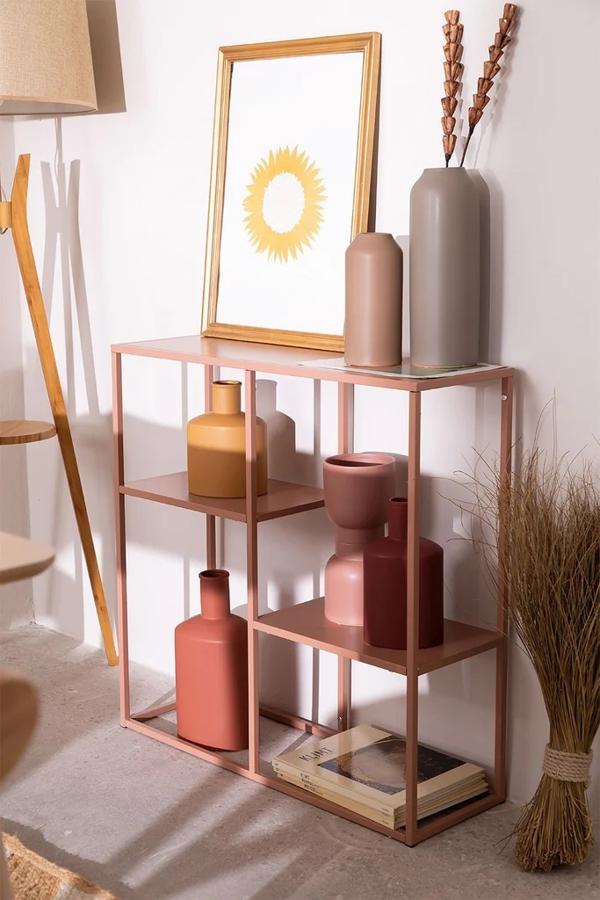 El recibidor es la carta de bienvenida a nuestra casa. Escoge piezas que lo conviertan en un rincón especial. Entre los descuentos de Sklum, hemos localizado este jarrón alto en gris y de cerámica, que se encuentra junto al cuadro y rebajado a 11,99 euros.