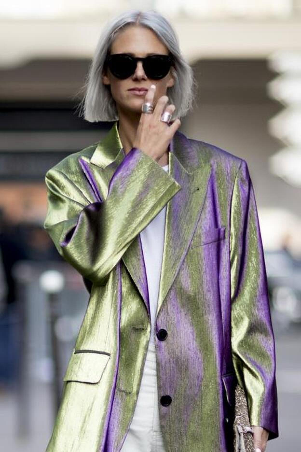 Haz click en la imagen para descubrir 12 retocadores de raíces perfectos para cubrir las primeras canas.