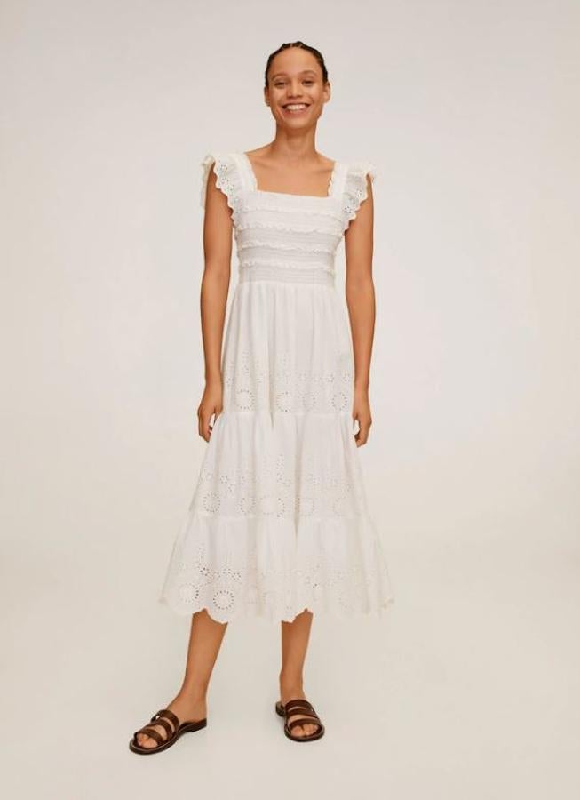Perfecto para el verano, este vestido blanco de inspiración ad lib pasa de 69,99 a 35.99 euros en Mango Outlet.