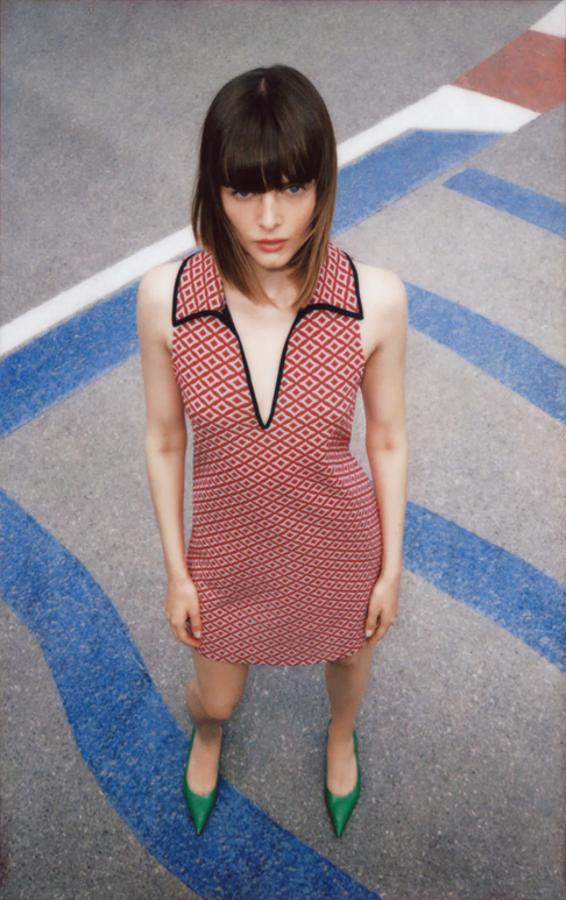 En diseño mini, este vestido de dibujo geométrico en rojo y blanco roto viene con detalle de vivos a contraste en negro en el cuello de solapa y escote de pico. Cuesta 19,95 euros y podemos encontrarlo en las tallas S, M y L.