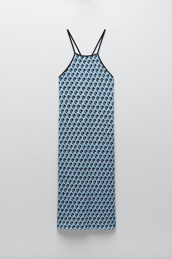 En azul celeste con estampado en un tono más oscuro, este vestido jacquard midi de escote redondo y tirantes finos acabados en V en la espalda cuesta 19,95 euros y está disponible en las tallas XS-S y M-L.