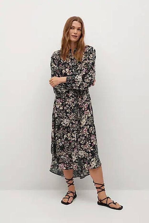 El vestido midi es de tejido fluido