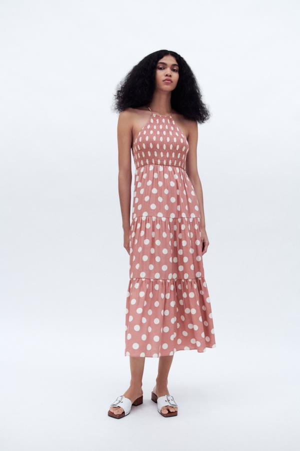 Vestido midi con estampado de lunares y nido de abeja de Zara (39,99 euros)