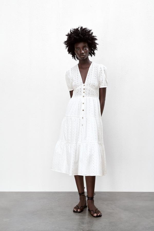 Vestido blanco con corte midi y calados de Zara (49,99 euros)