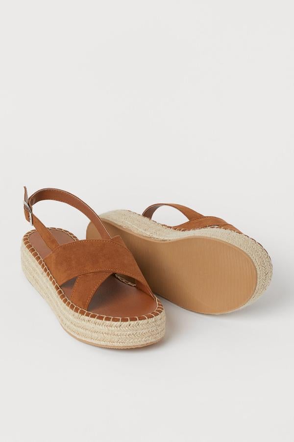 Disponible en marrón, crema o negro, estas alpargatas de ante sintético con tiras anchas cruzadas y hebilla lateral tienen un precio de 24,99 euros.