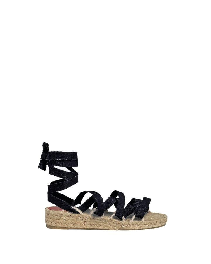 Con cintas de gosgrain, de Castañer.