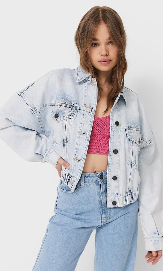 Esta cazadora denim corta con bolsillos y detalles de rotos cuenta con cierre delantero con botones metálicos y tiene un precio de 29,99 euros.