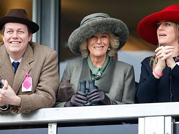 ¿Quiénes son y qué hacen los hijos de Camilla Parker Bowles? Laura promociona a artistas emergentes y Tom Parker es periodista y acaba de perder a su novia a los 40: las claves de sus desconocidas vidas