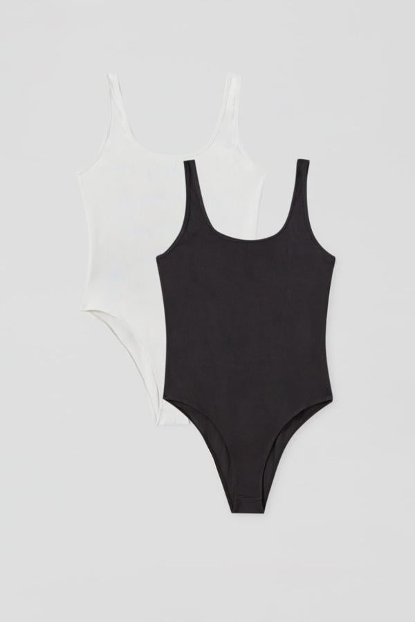 Este pack cuenta con dos bodys básicos, uno en blanco y otro en negro. Con tirantes y escote redondeado, tiene un precio de 19,99 euros.