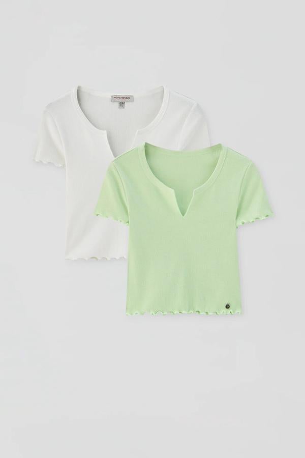 Disponible en blanco y lima o en blanco y marrón, estas camisetas de manga corta y acabados en bajos cuentan con abertura de pico en el escote y tienen un precio de 19,99 euros el pack.
