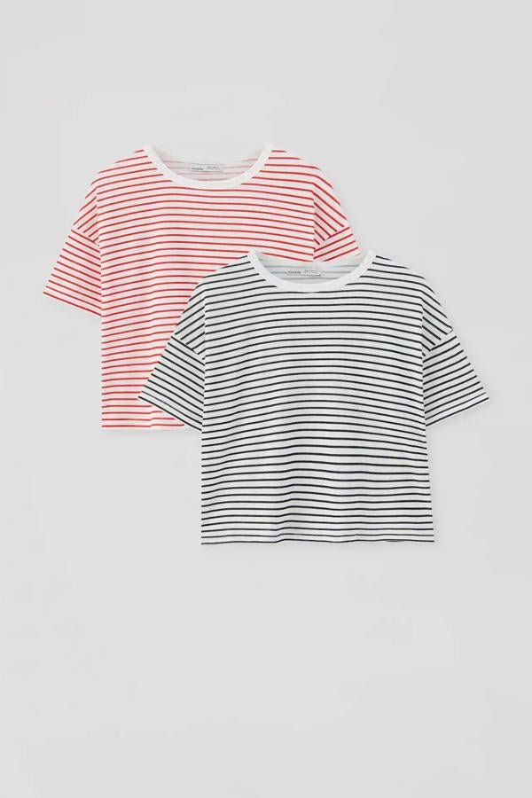 Este pack de dos camisetas de manga corta con estampado de ratas y escote con rib en contraste tiene un precio de 11,99 euros.