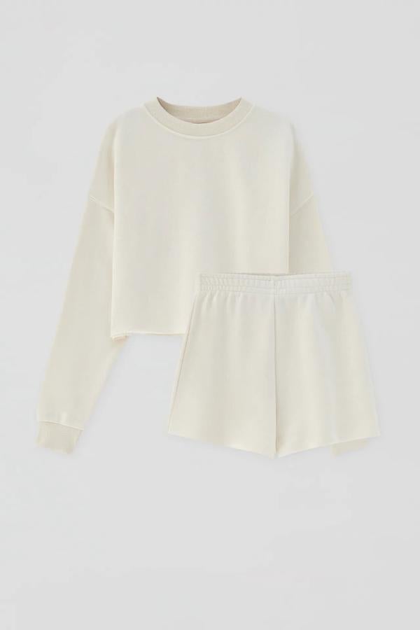 Disponible en crudo, negro o gris, este pack de sudadera de cuello redondo y short con cintura elástica tiene un precio de 19,99 euros.