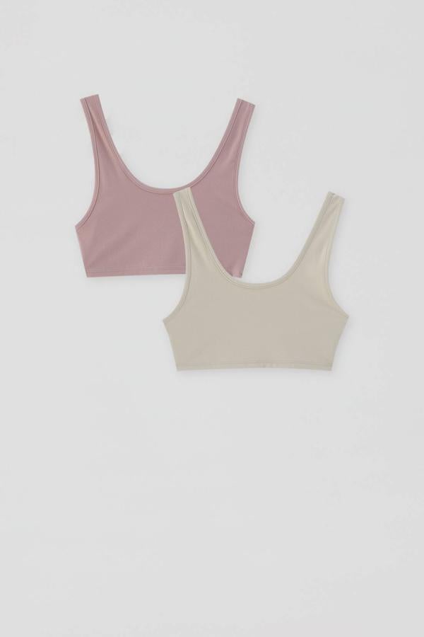 Con un precio de 12,99 euros, este pack con dos tops cropped de tirantes y estilo deportivo está disponible en crudo y rosa o en blanco y azul.