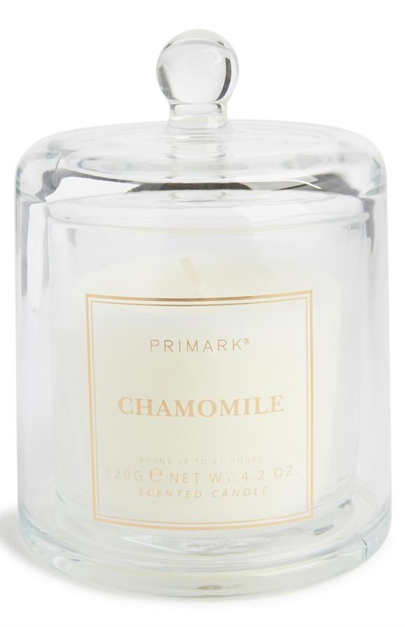 Con aroma de manzanilla, esta vela en tarro con campana tiene un precio de 5 euros.