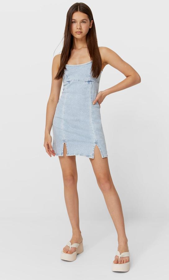 Con escote recto y tirante fino ajustable, este vestido denim en azul claro cuenta con aberturas en el bajo y tiene un precio de 25,99 euros.