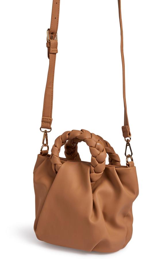 Este bolso cruzado en color marrón camel cuenta con asa larga y asa de mano con firma circular y tejido trenzado. Tiene un precio de 10 euros.