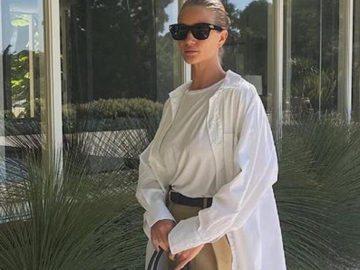 Fotos: Solo necesitas una camisa blanca y un pantalón chino beige para replicar el look de inspiración masculina que arrasa entre todas las entendidas en moda