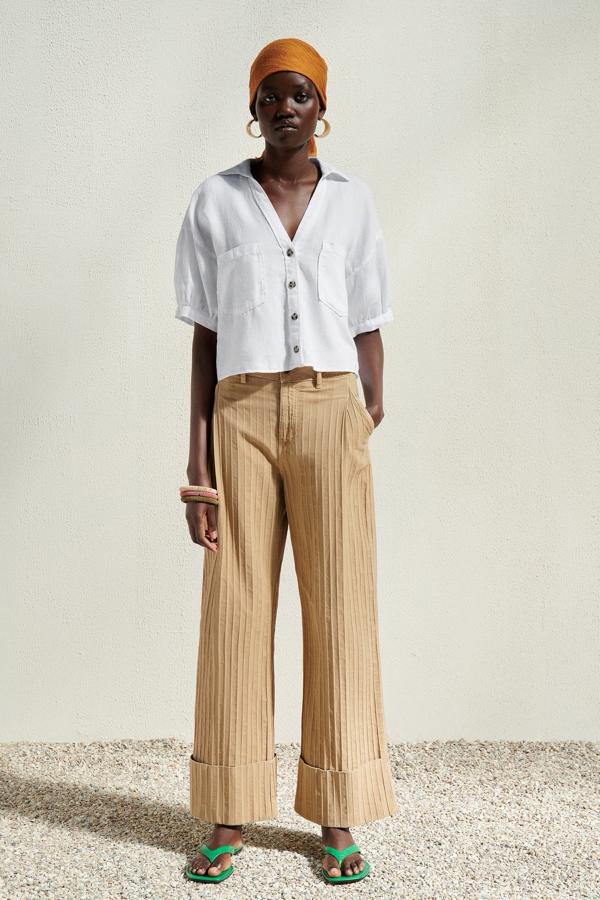 Camisa de algodón de manga corta con pantalones anchos plisados, todo de Zara.