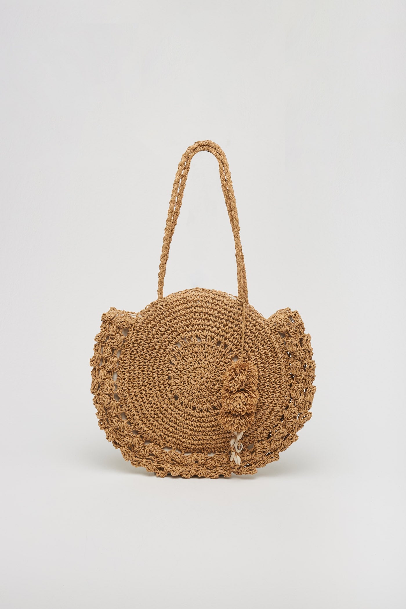 Bolso redondo con tejido troquelado en color marrón. Perfecto para elevar cualquier look básico este verano. (17,99 euros).