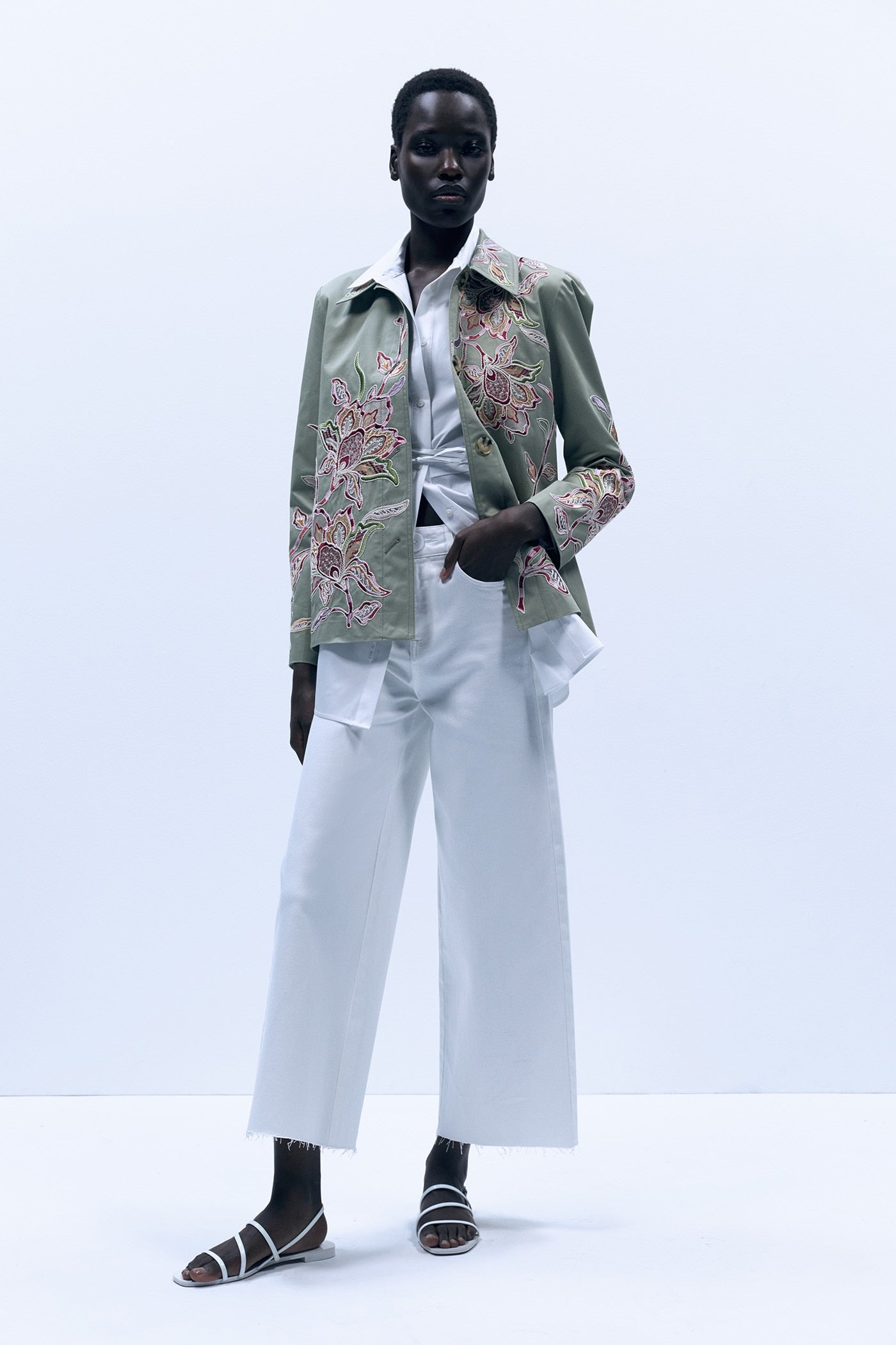 Chaqueta bordada en color verde agua, ideal para estrenar en entretiempo y llevarla en las noches más frías del verano. (59,99 euros).