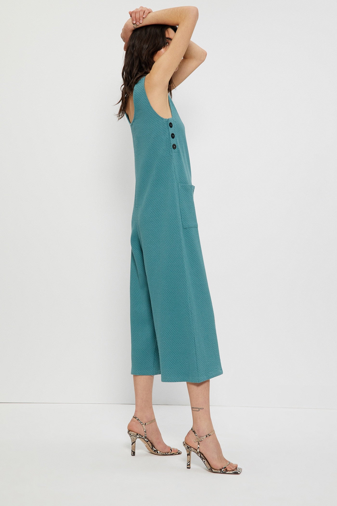 Este mono de Sfera ya está casi agotado y no nos extraña: es super cómodo, combina con todo y solo cuesta 15,99 euros.