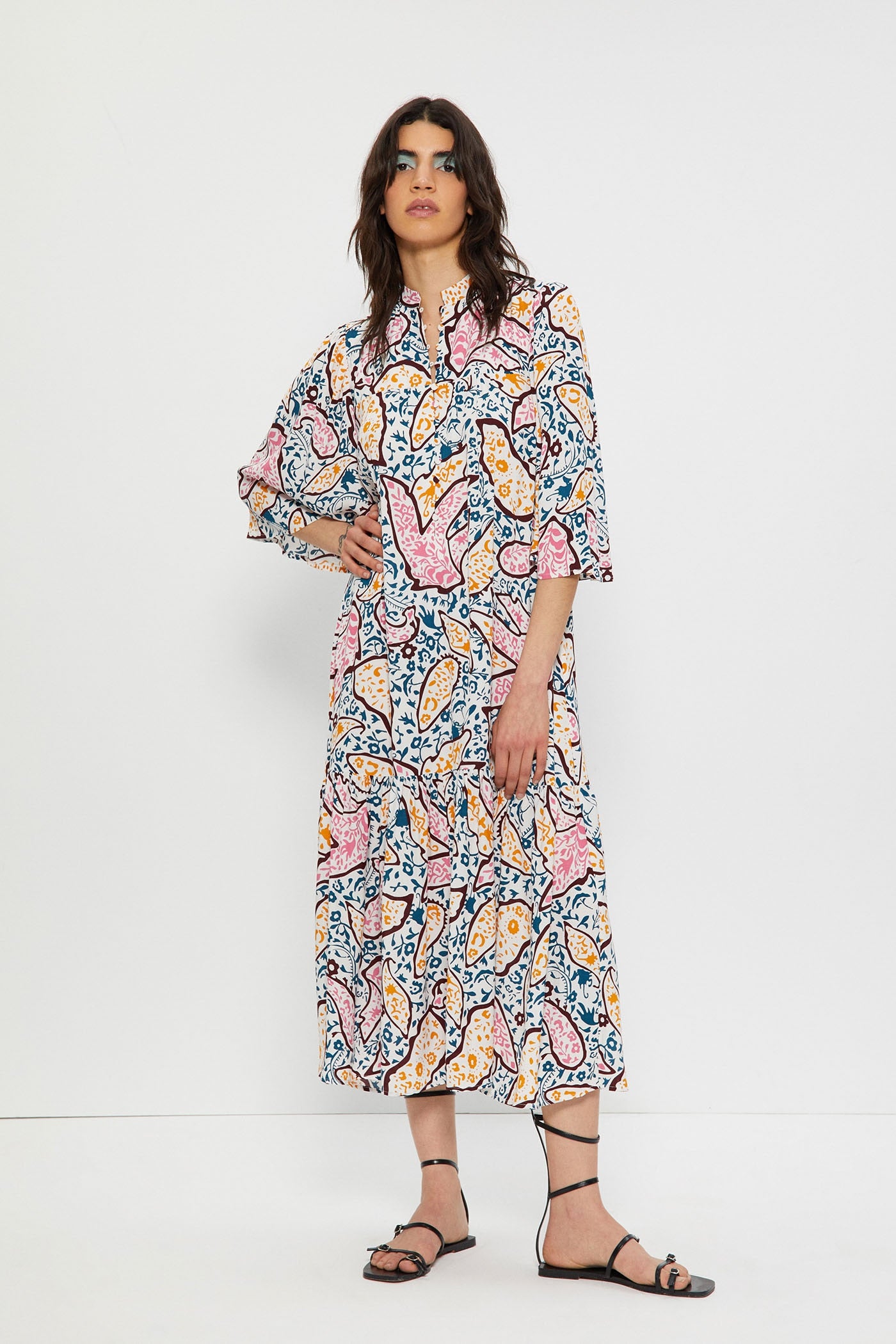 Vestido estampado de corte midi para dar color a cualquier look diario. (35,99 euros).