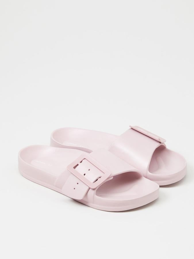 En color rosa, estas sandalias están disponibles en otros colores. Con detalle de hebilla, son de Lefties y tienen un precio de 7,99 euros.